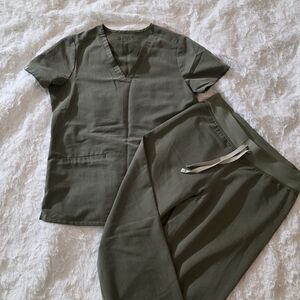 Figs Heathered Olive Green Women's Scrub Set